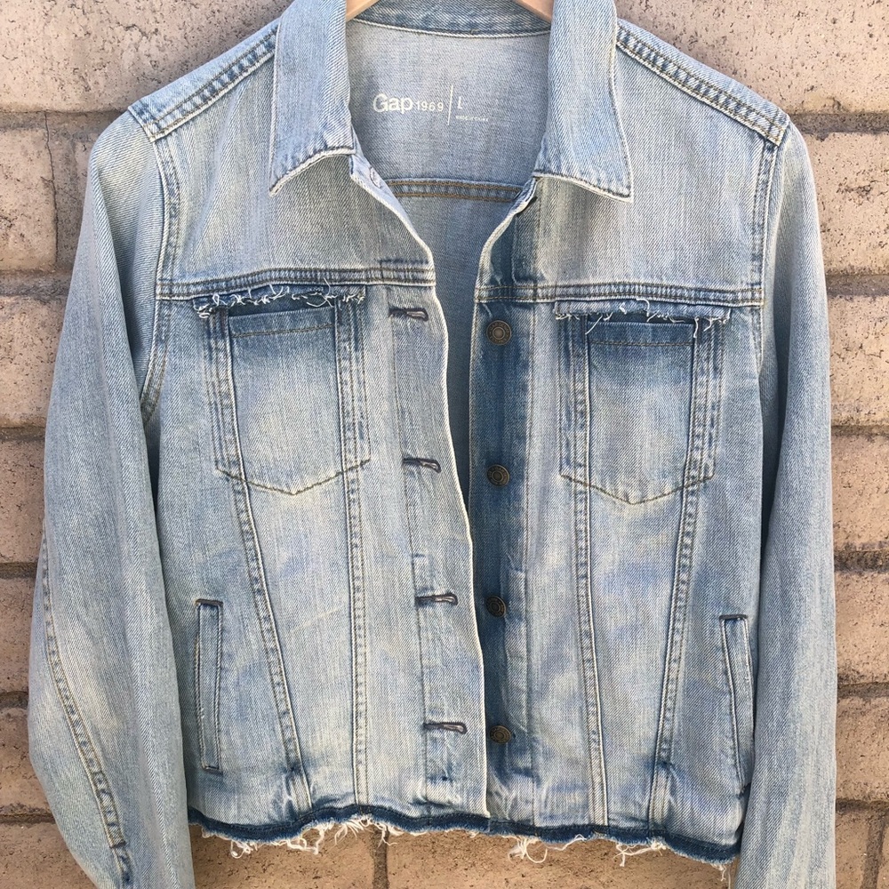 NWOT GAP distressed jean jacket raw hem soft cotton denim jacket M